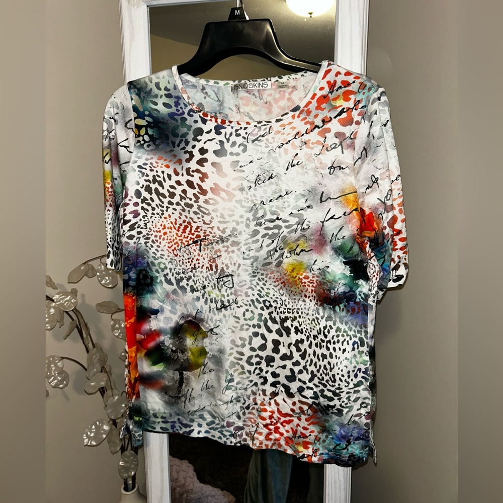 💜SNO SKINS Multicolor Printed Women's Top